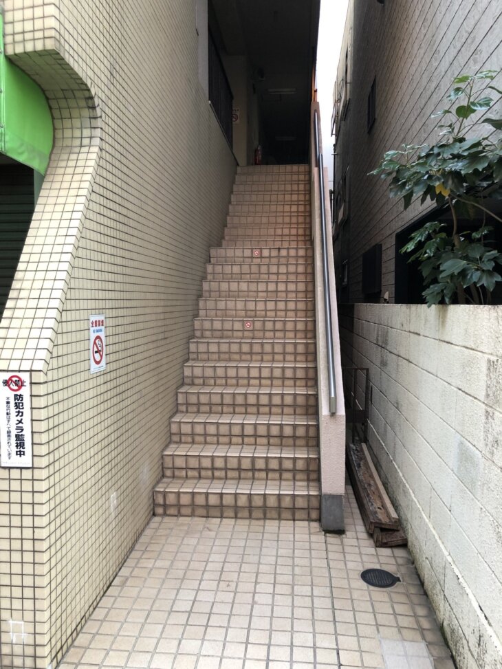 ライオンズマンション西川口第５　事務所　階段